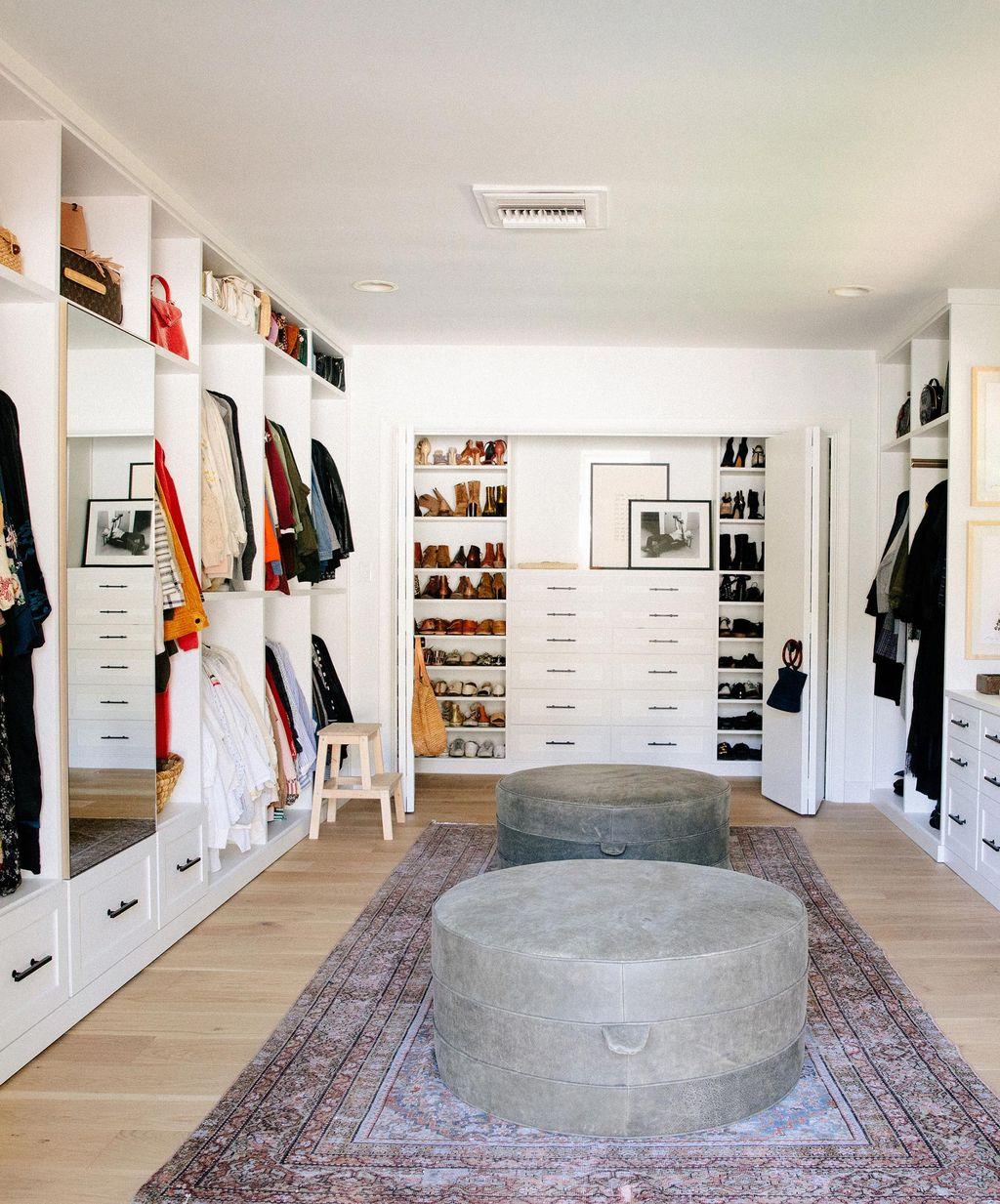 Armario en forma de U con gabinetes, estanterías y escritorio personalizados por California Closets