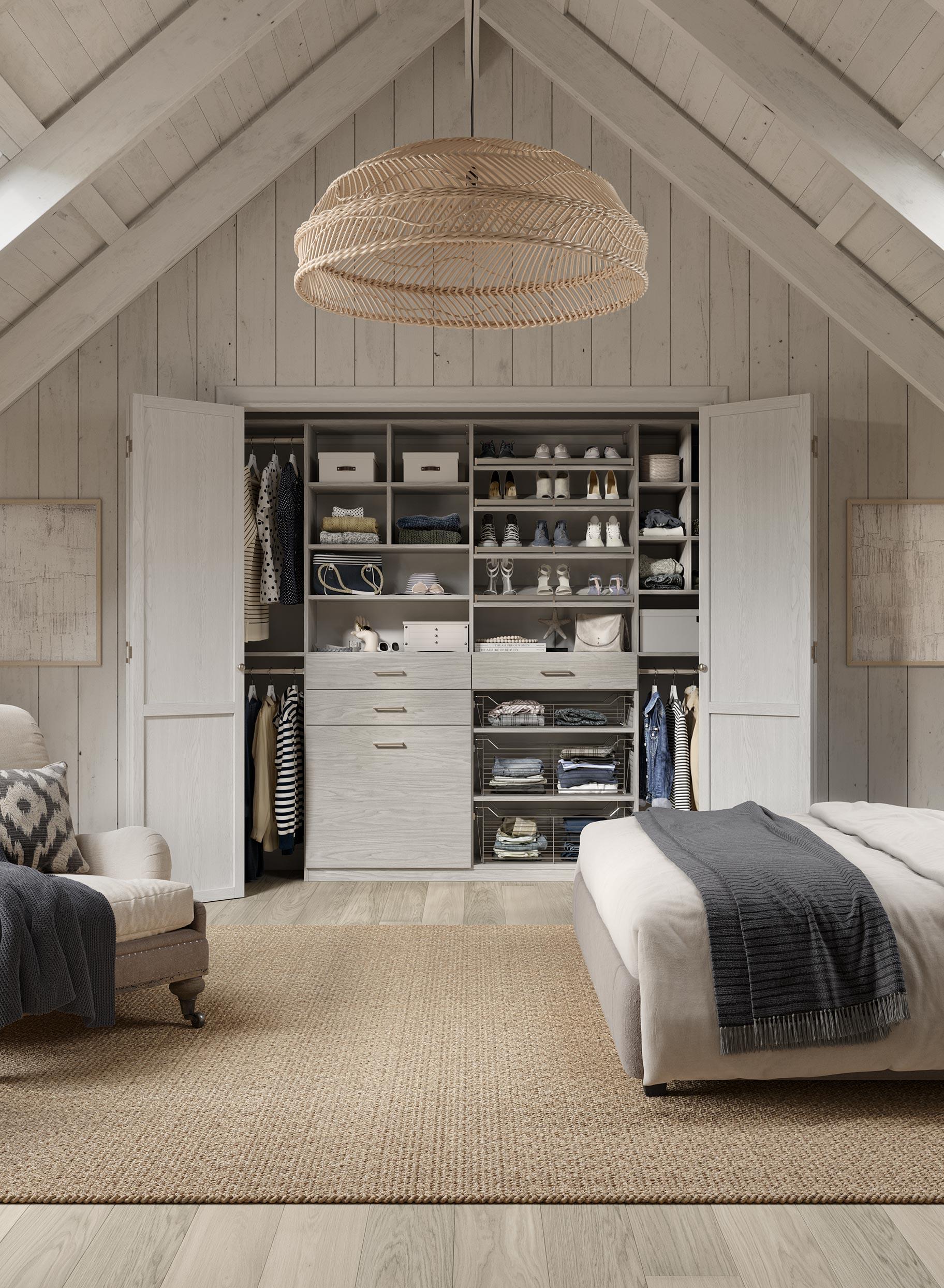 Estantes para zapatos con barreras para mantenerlos en su lugar en un armario empotrado de California Closets.