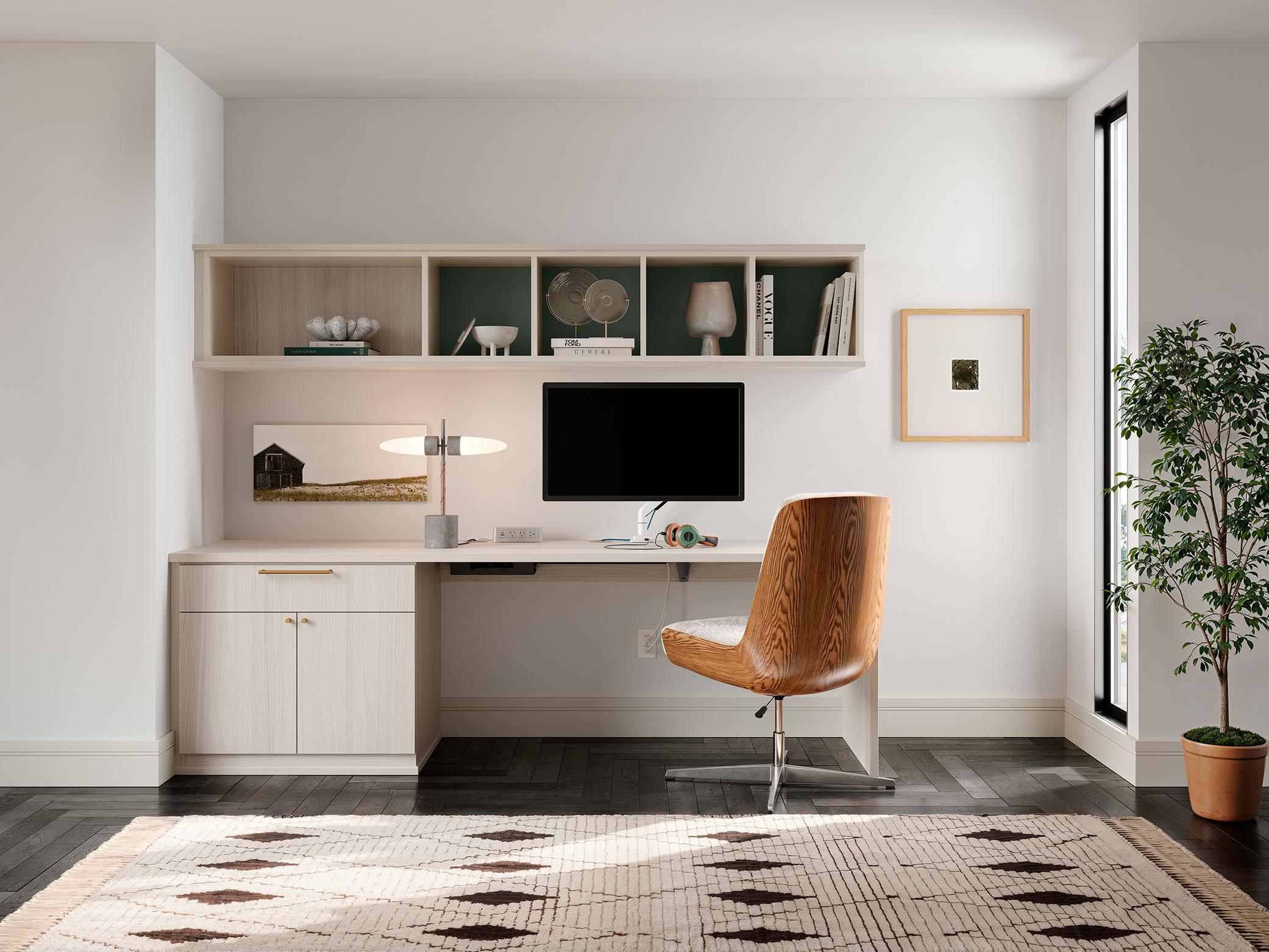 Escritorio personalizado para oficina en casa con cajones ocultos y almacenamiento en gabinetes integrados en un espacio de trabajo luminoso