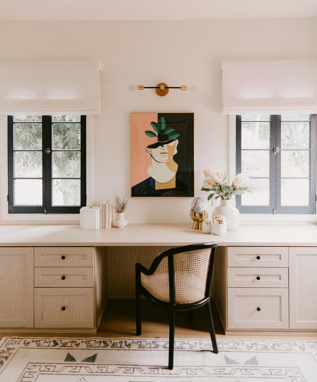 Área de trabajo organizada con gabinetes y cajones de California Closets