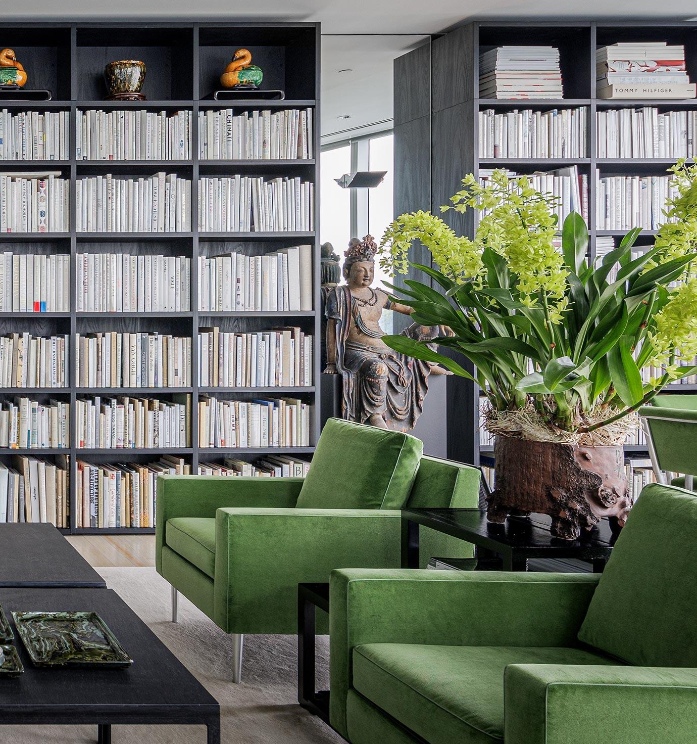 Estanterías personalizadas con acabado oscuro para la sala de estar de California Closets