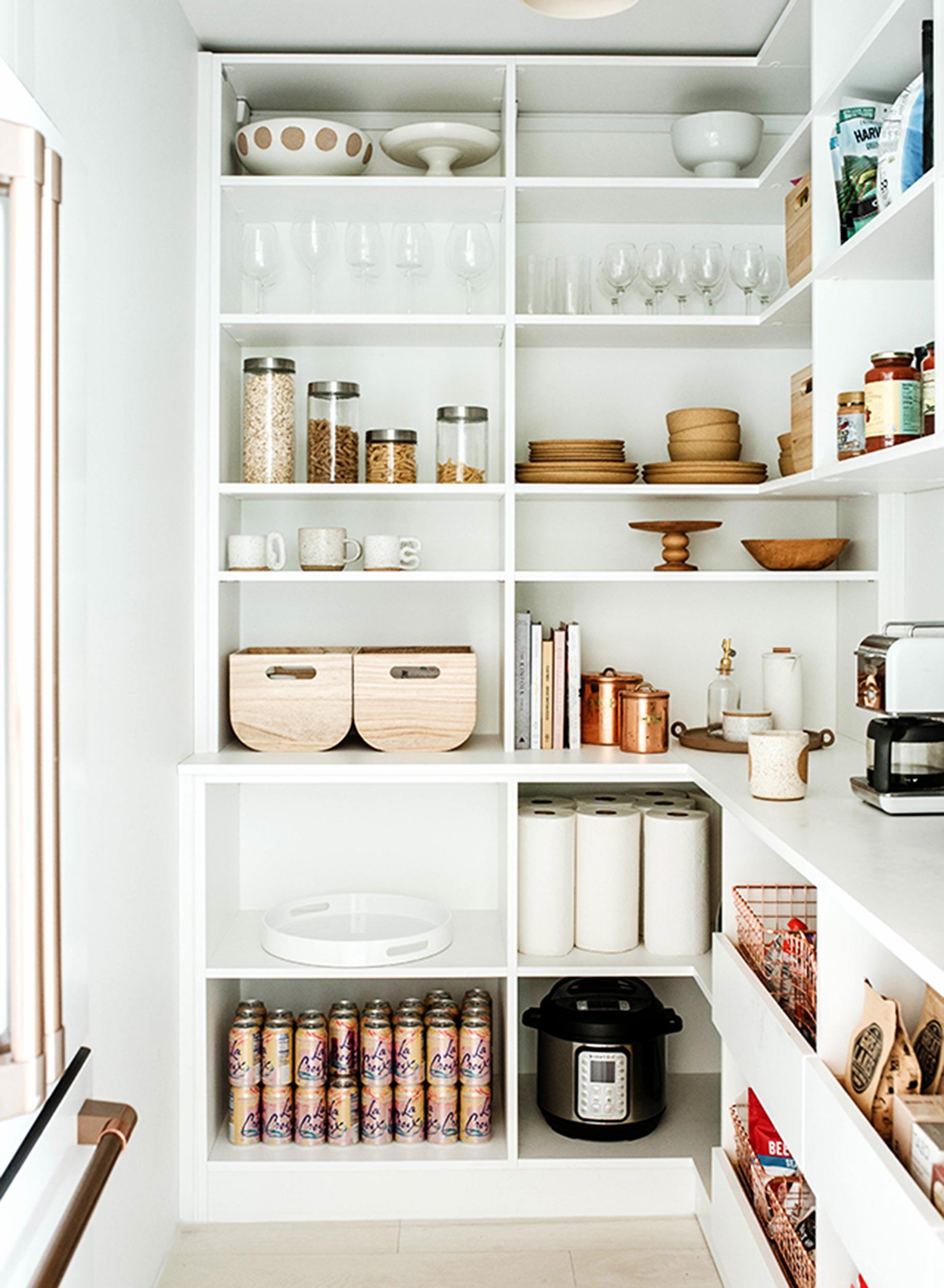 Diseño de despensa de cocina de esquina en acabado blanco paloma con estantes personalizados de California Closets