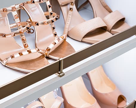 Diseño de vestidor personalizado con estantes abiertos y zapatero de California Closets