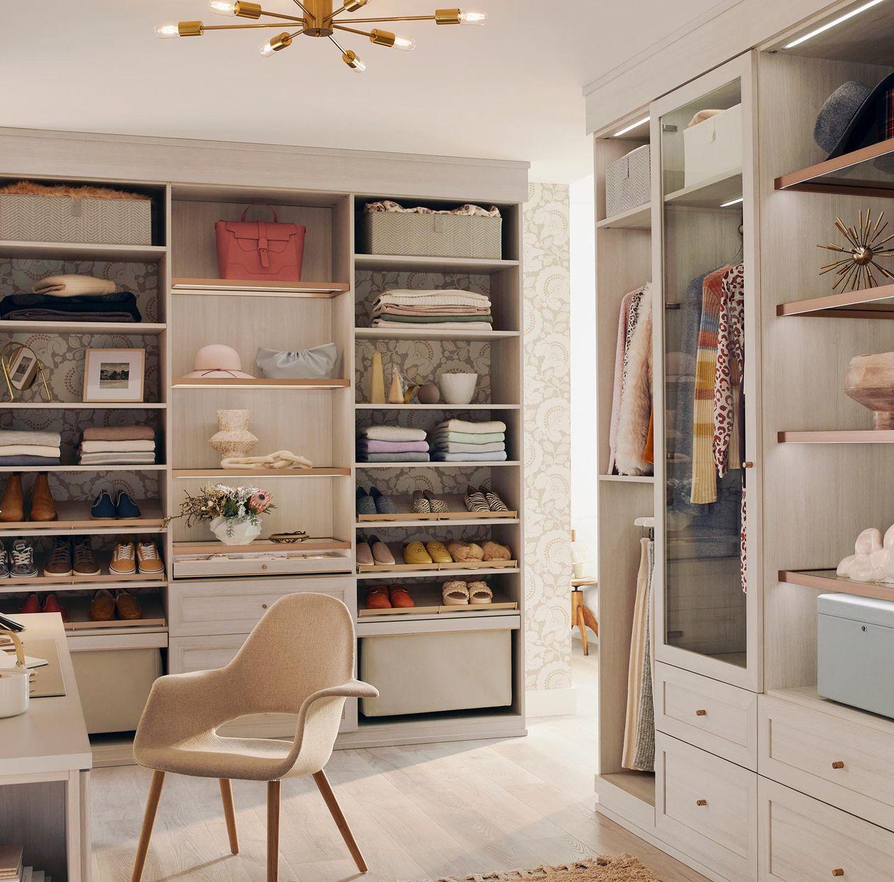 Organizadores de armario personalizados con estantes para zapatos, puertas de vidrio y cajones tipo tocador por California Closets