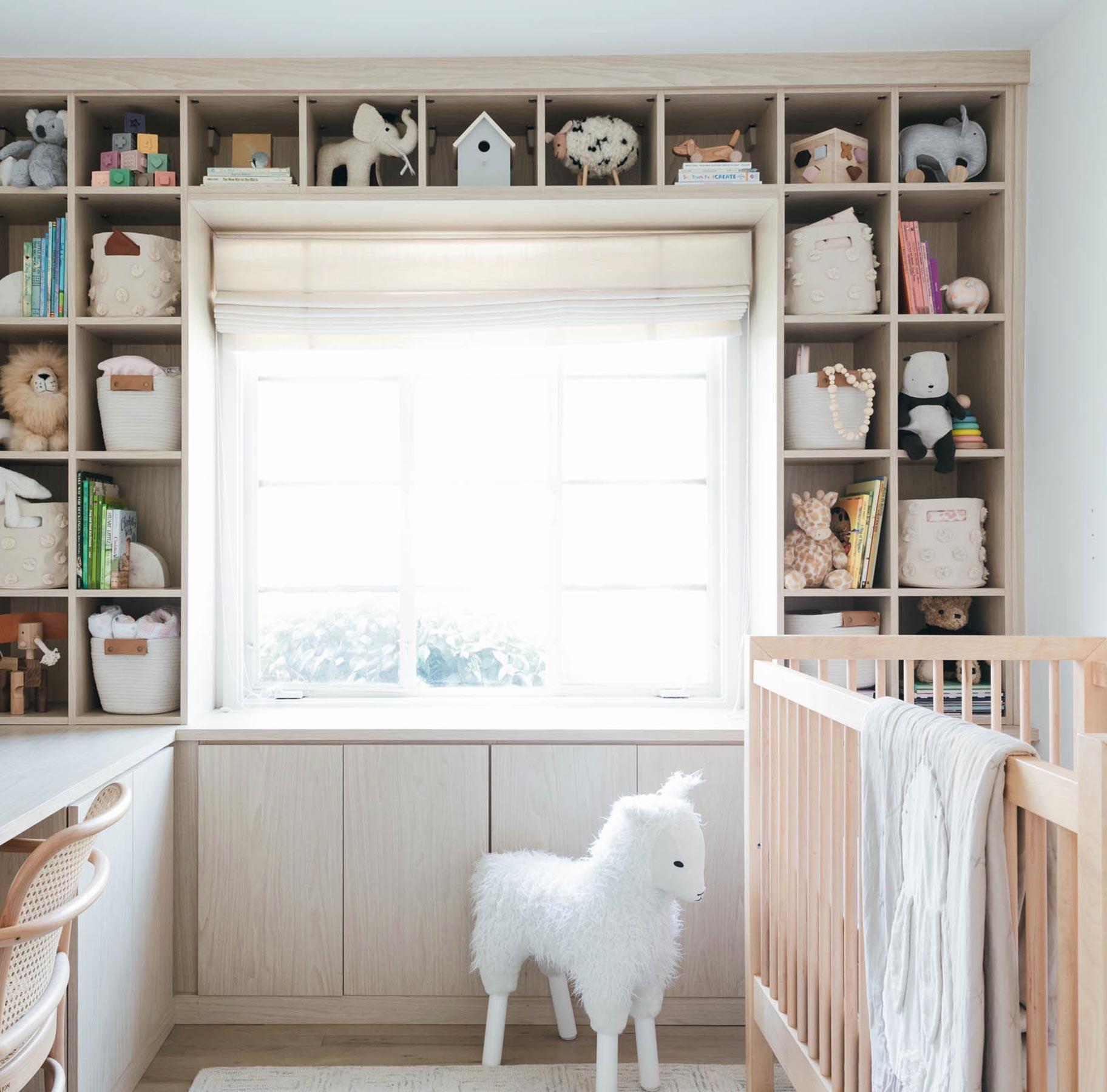 Habitación infantil personalizada con espacio de oficina en acabado de veta de madera natural de California Closets