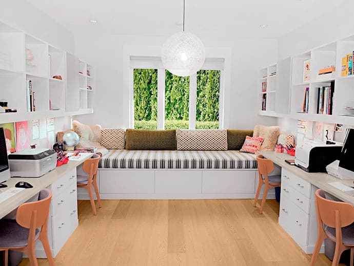 Oficina en casa personalizada creada para toda la familia con escritorios adicionales incorporados por California Closets