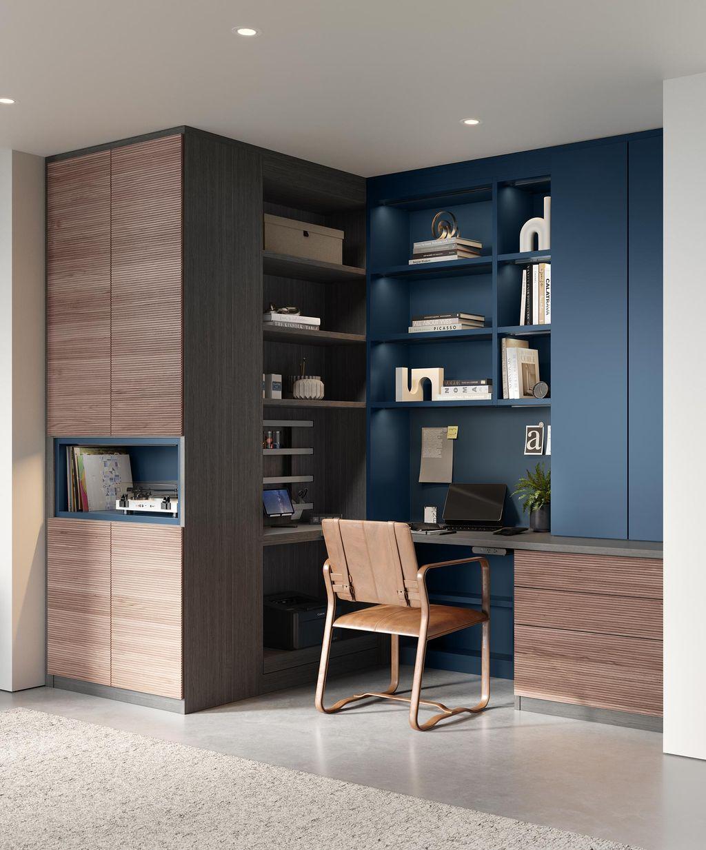 Estantes verticales diseñados sobre una esquina de oficina pequeña por California Closets