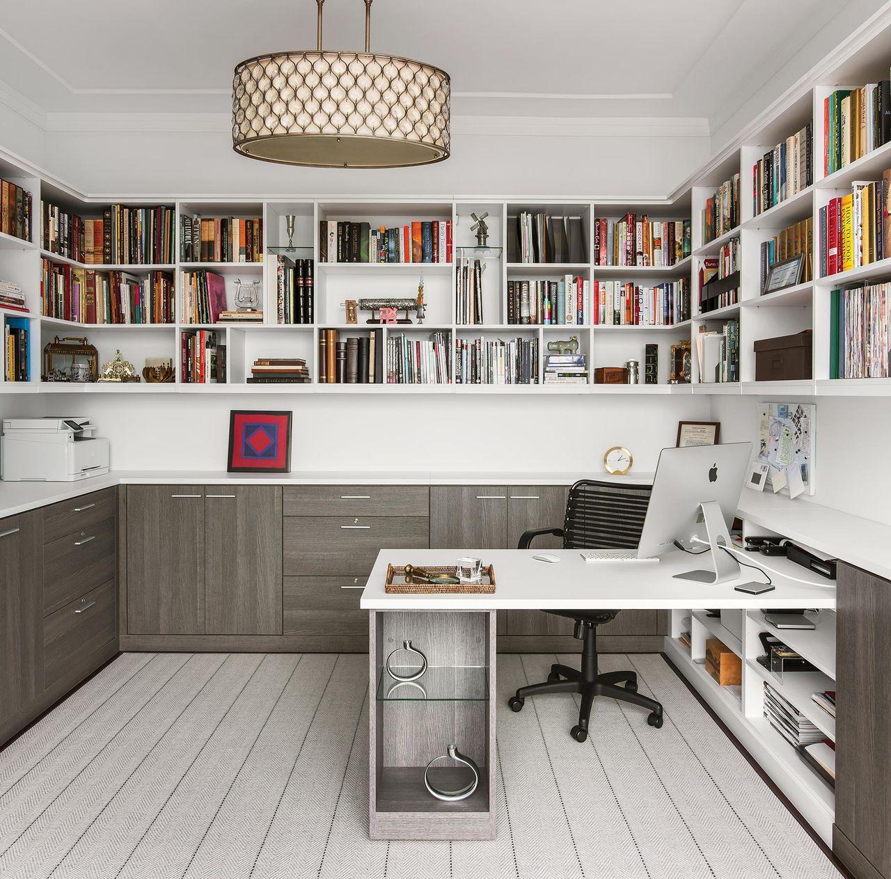 Acabado natural combinado con blanco, escritorio envolvente, estanterías y gabinetes personalizados por California Closets