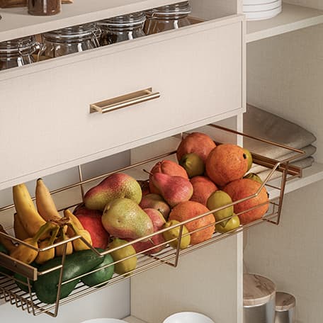 Cajón de almacenamiento para snacks en cocina diseñado a medida con insertos organizadores por California Closets