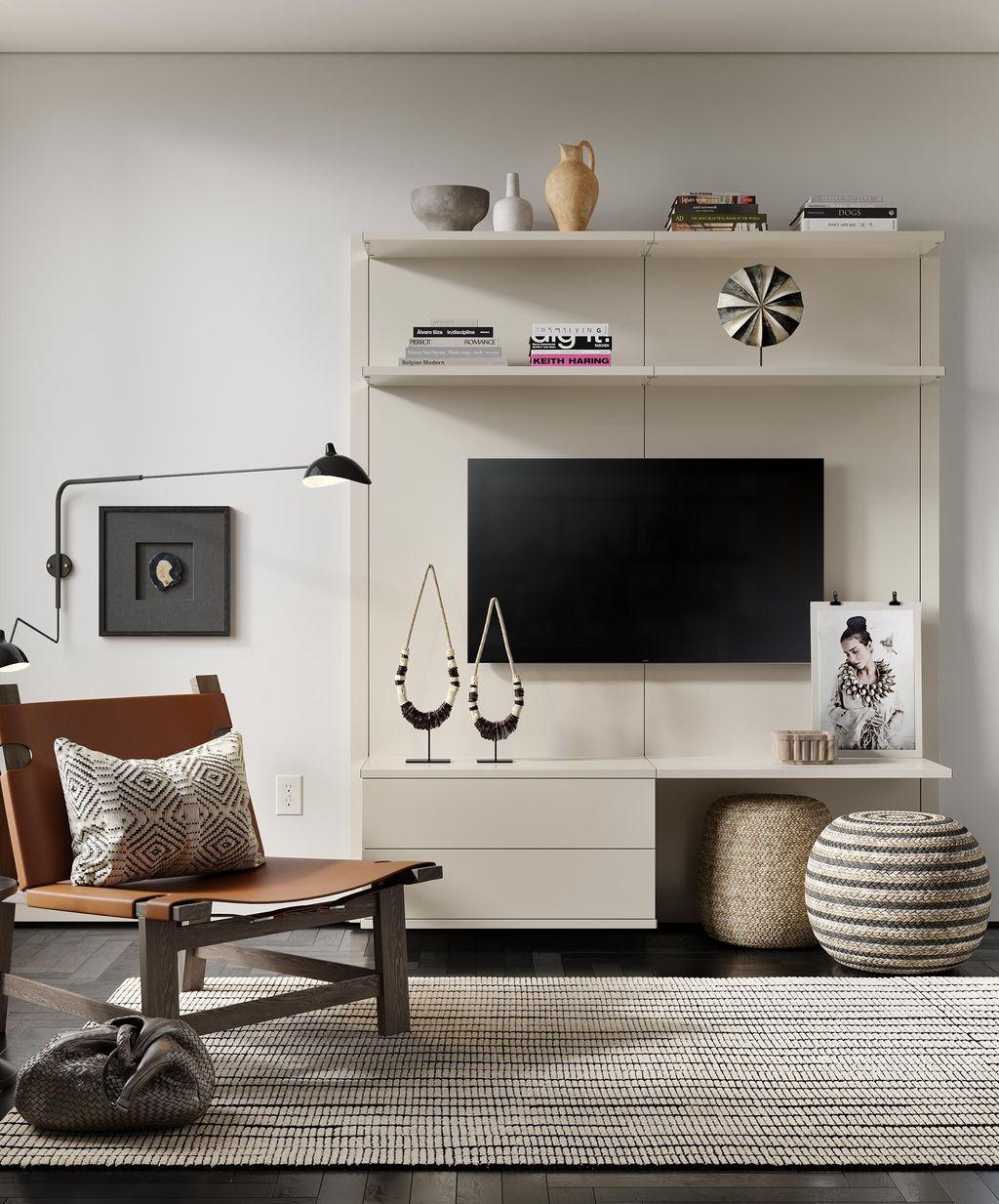 Centro de entretenimiento minimalista con estanterías personalizadas y gabinetes de almacenamiento de California Closets