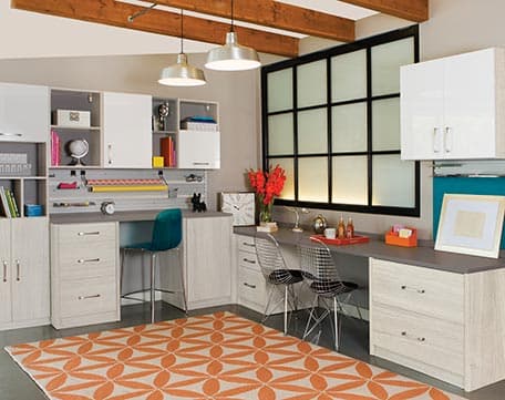 Solución de almacenamiento artesanal personalizada, estanterías y escritorios empotrados de California Closets