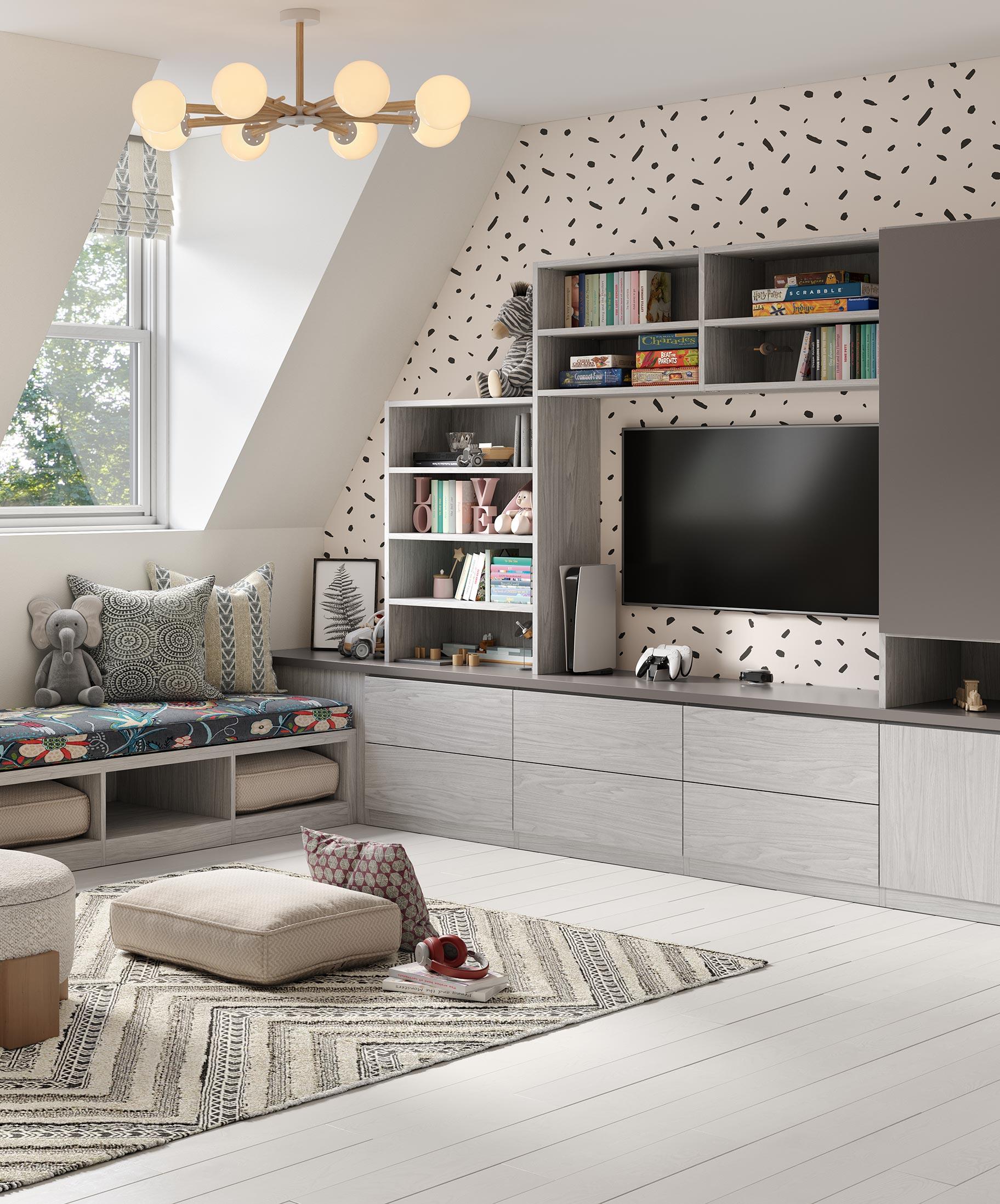 La habitación del ático se convierte en una sala de juegos para niños con bancos y estanterías personalizadas de California Closets.