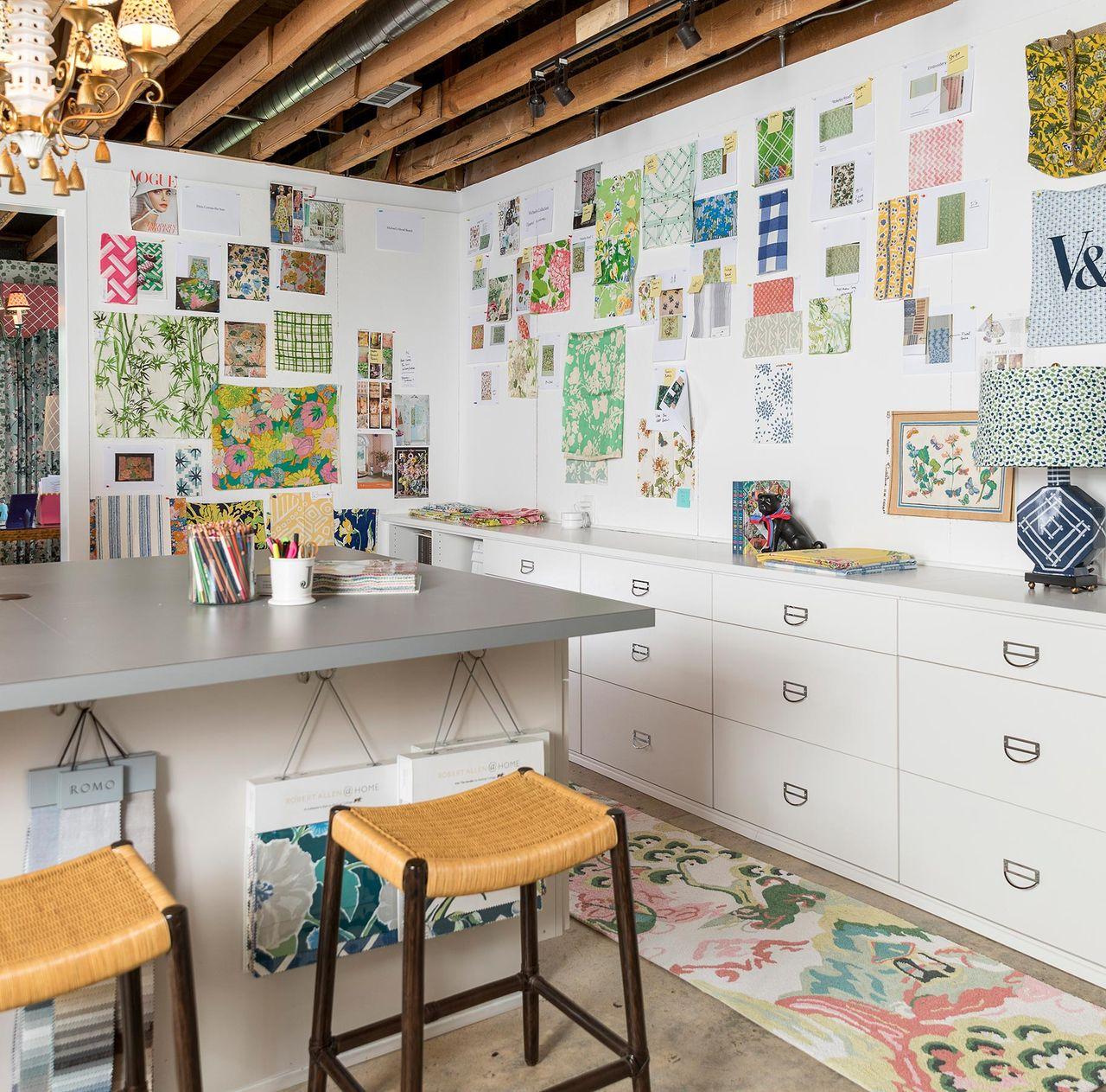 Espacio de arte y manualidades personalizado con cajones dobles y escritorio tipo isla por California Closets