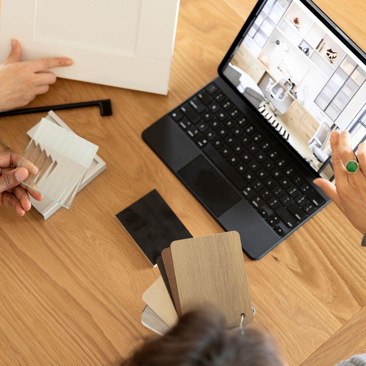 Software 3D en un portátil utilizado durante una consulta de diseño con California Closets