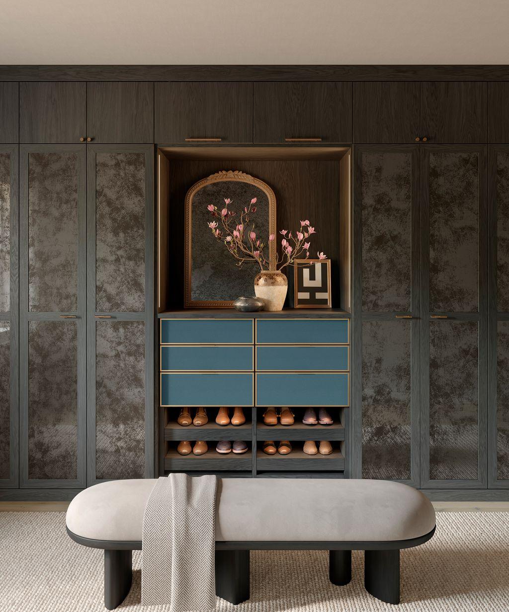 Vestidor diseñado por Jeremiah Brent con California Closets en acabado de madera oscura