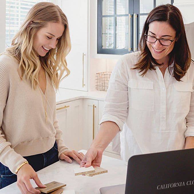 Trabajo con un consultor de diseño profesional, seleccionando acabados para una solución de almacenamiento en el hogar de California Closets