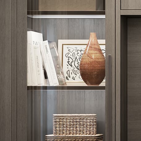 Diseño personalizado de estanterías con vidrio y luces LED para almacenamiento por California Closets