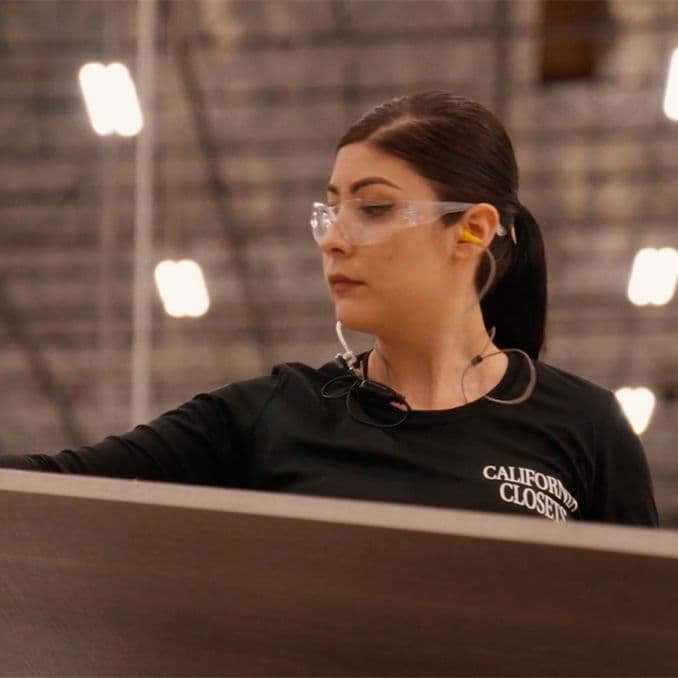 Ingeniero en la planta de San Francisco fabricando tablas para sistemas de almacenamiento en el hogar de California Closets