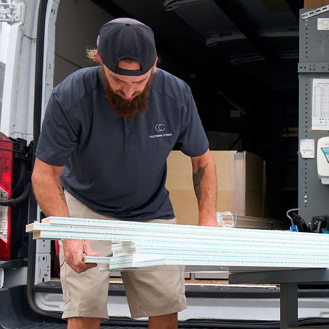 Rutina diaria de un instalador profesional, guardando su van para dirigirse a una instalación de sistema de almacenamiento de California Closets