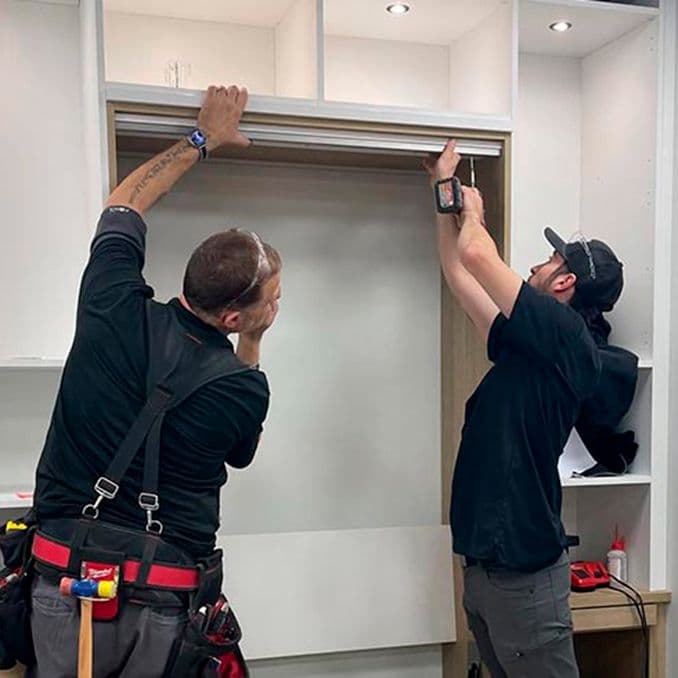 Proceso de instalación de estanterías con iluminación LED en el hogar de un cliente de California Closets