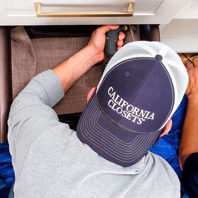 Nuestros diseñadores, instaladores e ingenieros marcan la diferencia y nos distinguen de la competencia en California Closets.