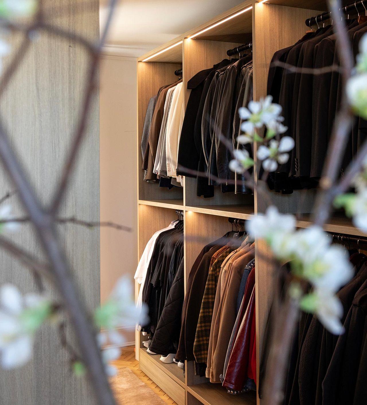 Vestidor elegante diseñado para organización de ropa por California Closets