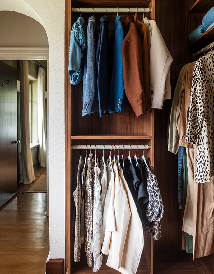 Barras dobles para colgar ropa corta en vestidor diseñado para Sarah Sherman Samuel por California Closets