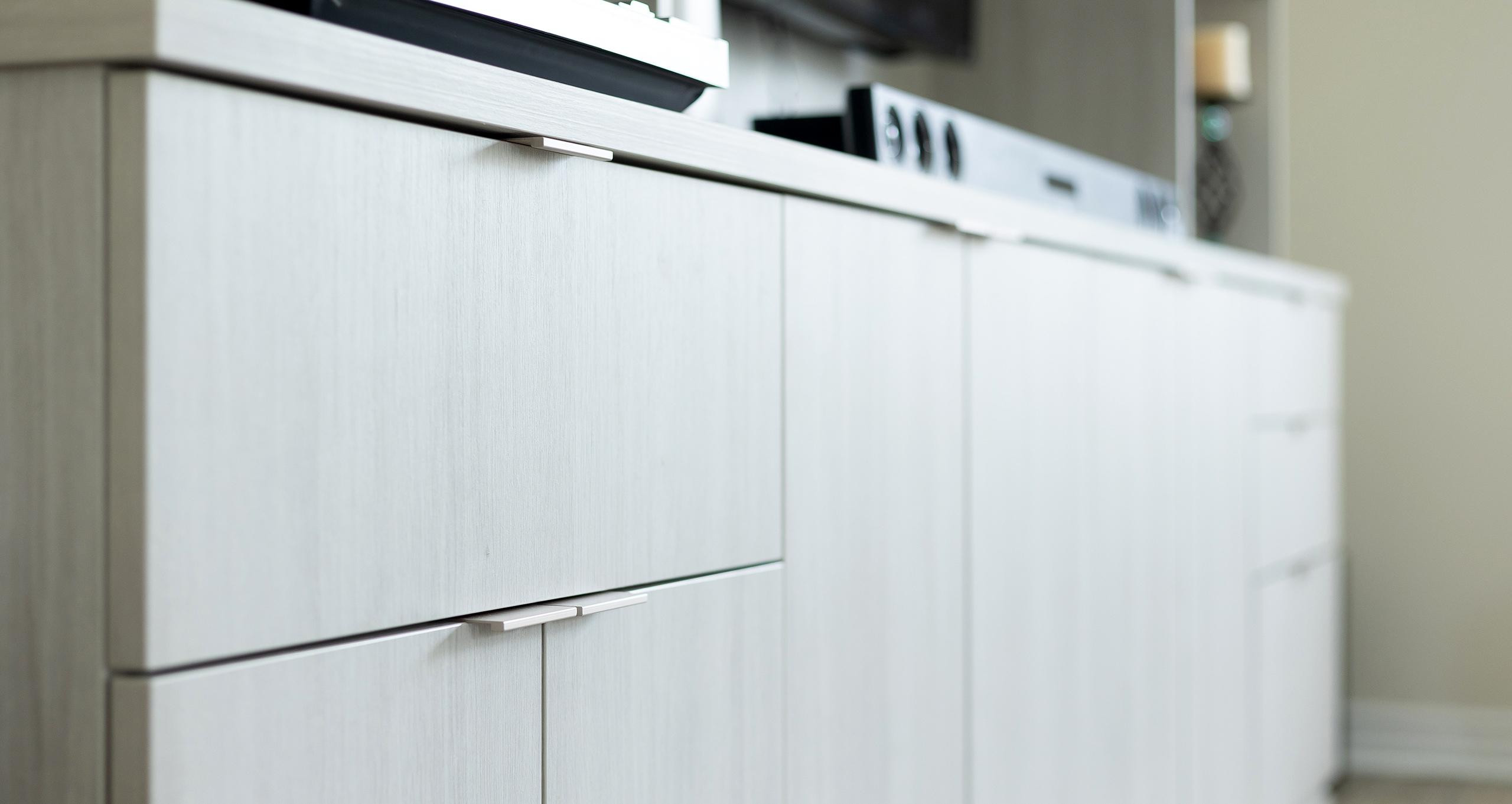 Acabado de Armario Gris Claro Almacenamiento de Entretenimiento | California Closets