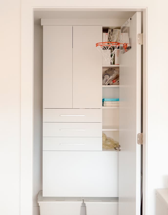 Clóset infantil personalizado diseñado para el hijo de Alex Bonnesen, Oscar, quien necesitaba funcionalidad y facilidad en su diseño de California Closets.