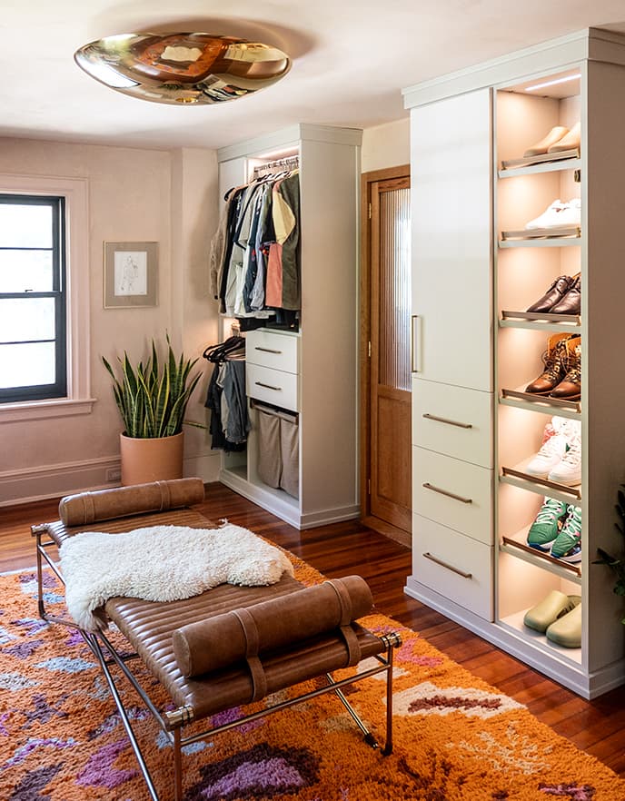 Vista del vestidor para el clóset personalizado de él y ella de Hilton Carter, diseñado por California Closets.