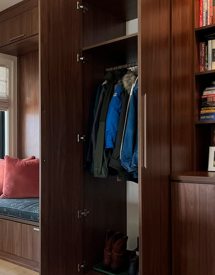 Banco con almacenamiento que también funciona como cama para perro, diseñado a medida para el recibidor del hogar por California Closets