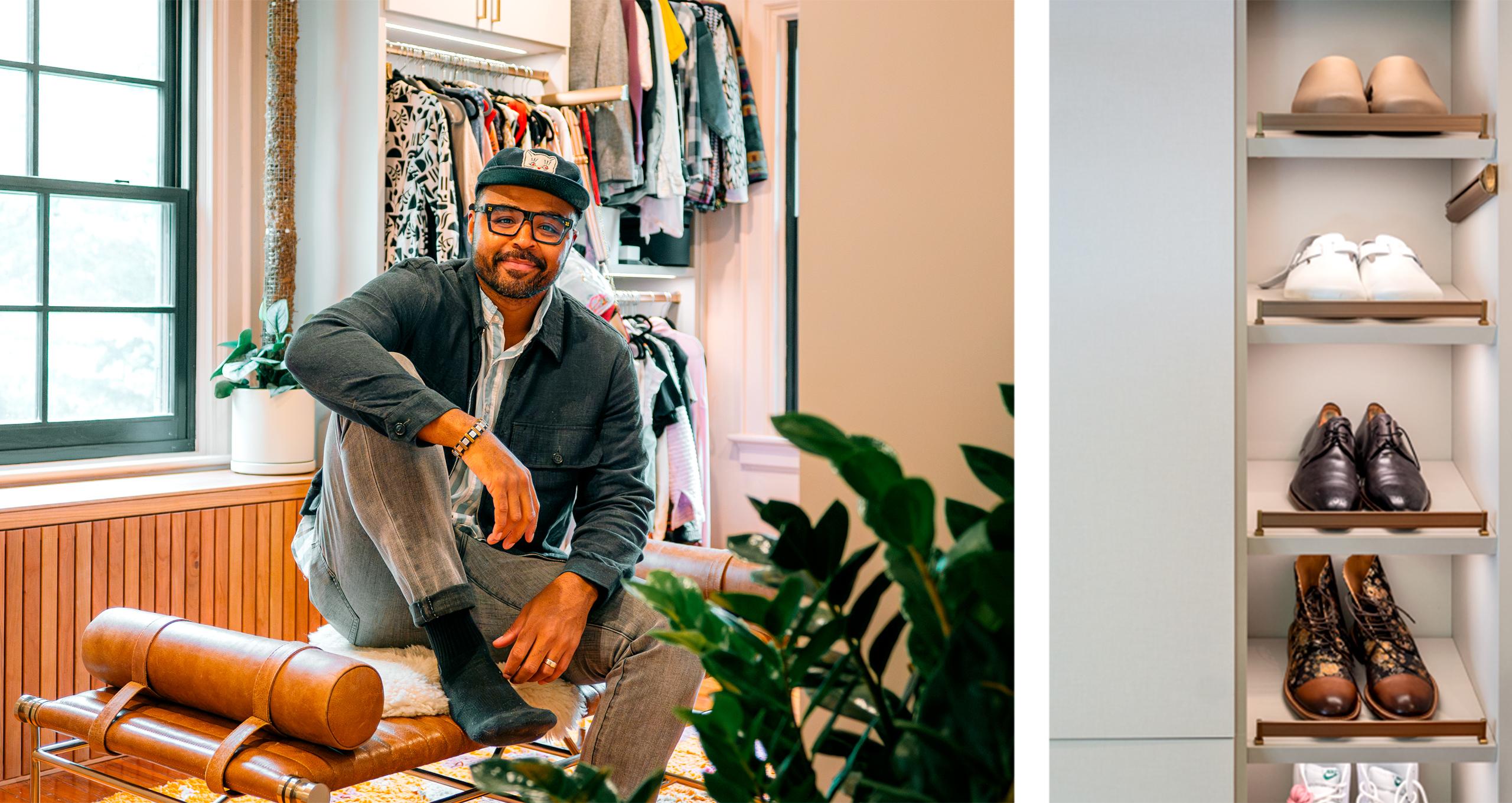 Hilton Carter sentado en su vestidor artístico de tonos tierra, diseñado para él y su esposa Fiona por California Closets.