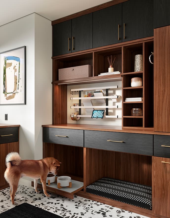 Clóset de acceso con frentes azul marino, acentos de madera natural y repisa organizada de California Closets.