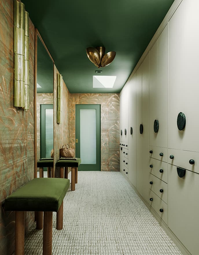 Pasillo largo en Palm Springs con gabinetes, clósets y cajones personalizados y organizados, compartido con California Closets