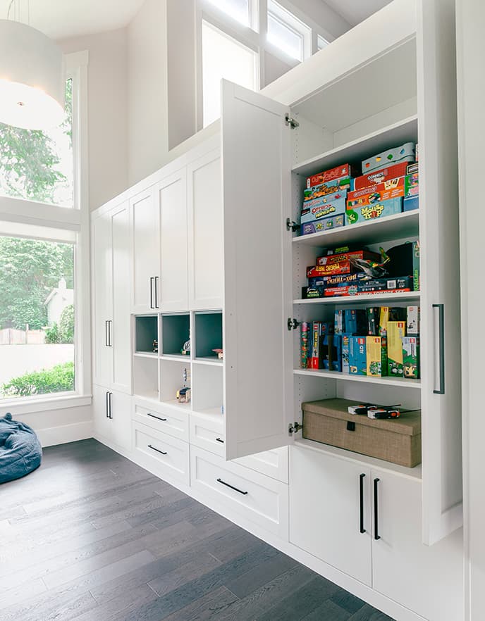 Gabinetes diseñados para la sala de juegos y el cuarto de manualidades con acabado blanco de California Closets.