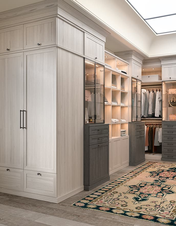 Vestidor de diseño personalizado para soluciones de almacenamiento por California Closets.