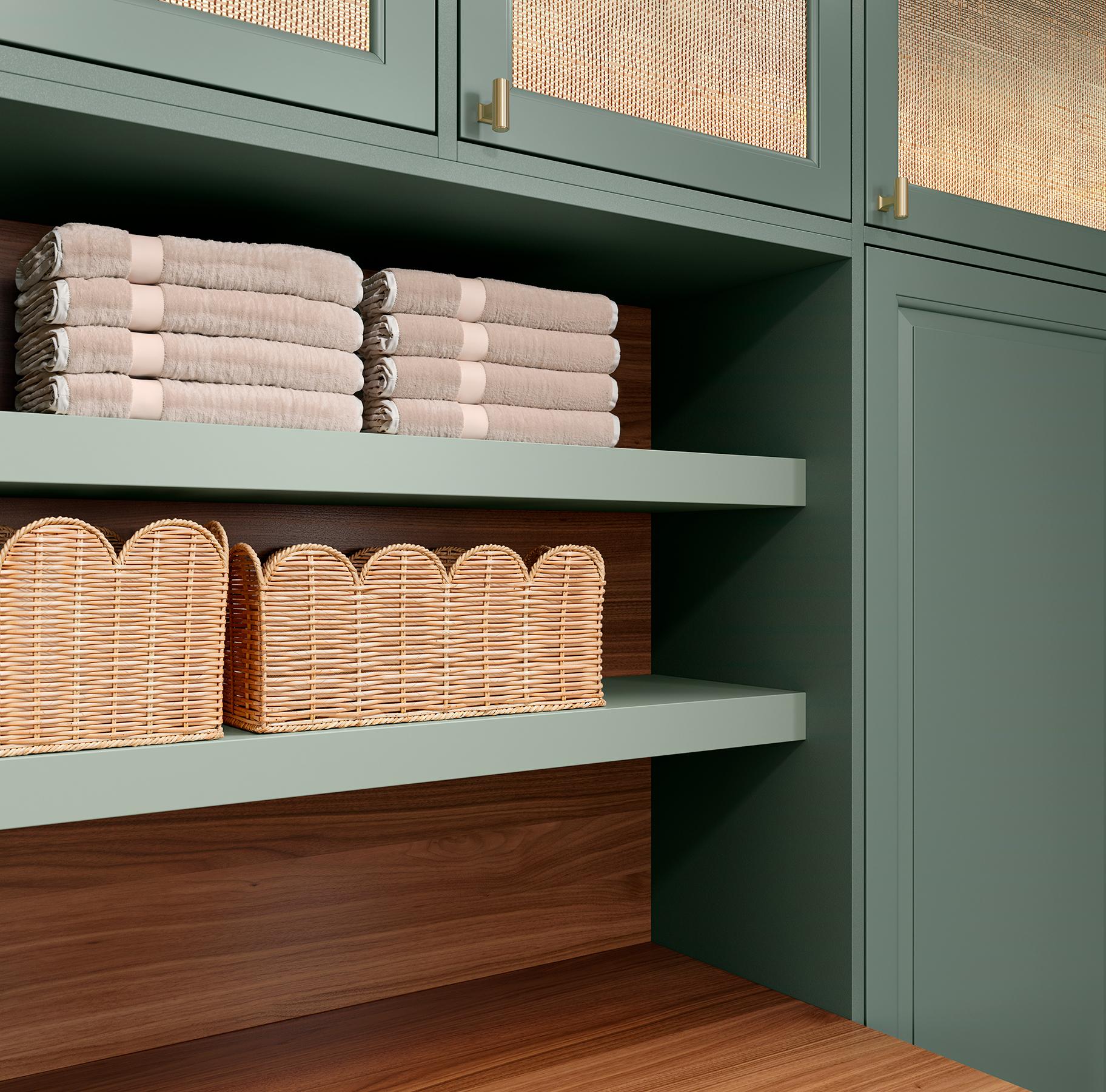 Estanterías abiertas en cuarto de lavandería para almacenamiento de ropa blanca de California Closets
