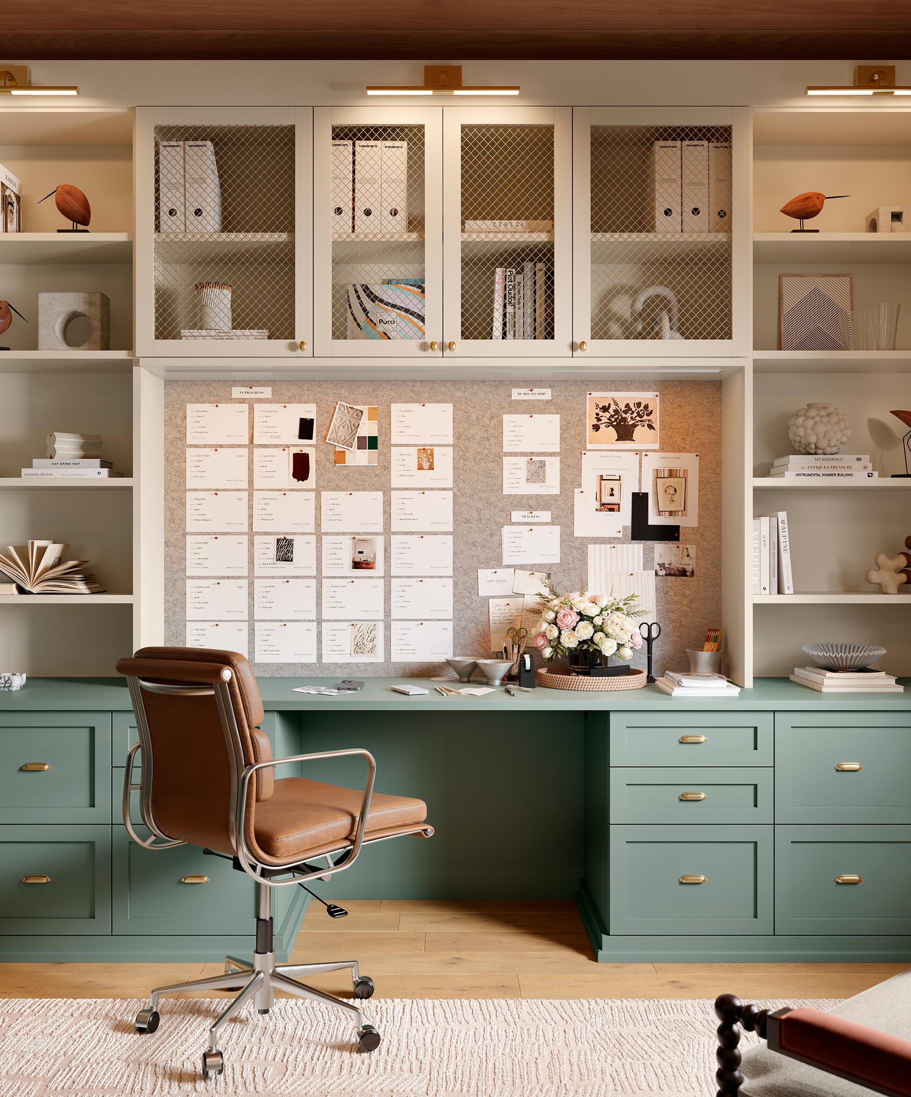 Diseño de iluminación tipo aplique para oficina en casa con escritorio y estanterías de California Closets