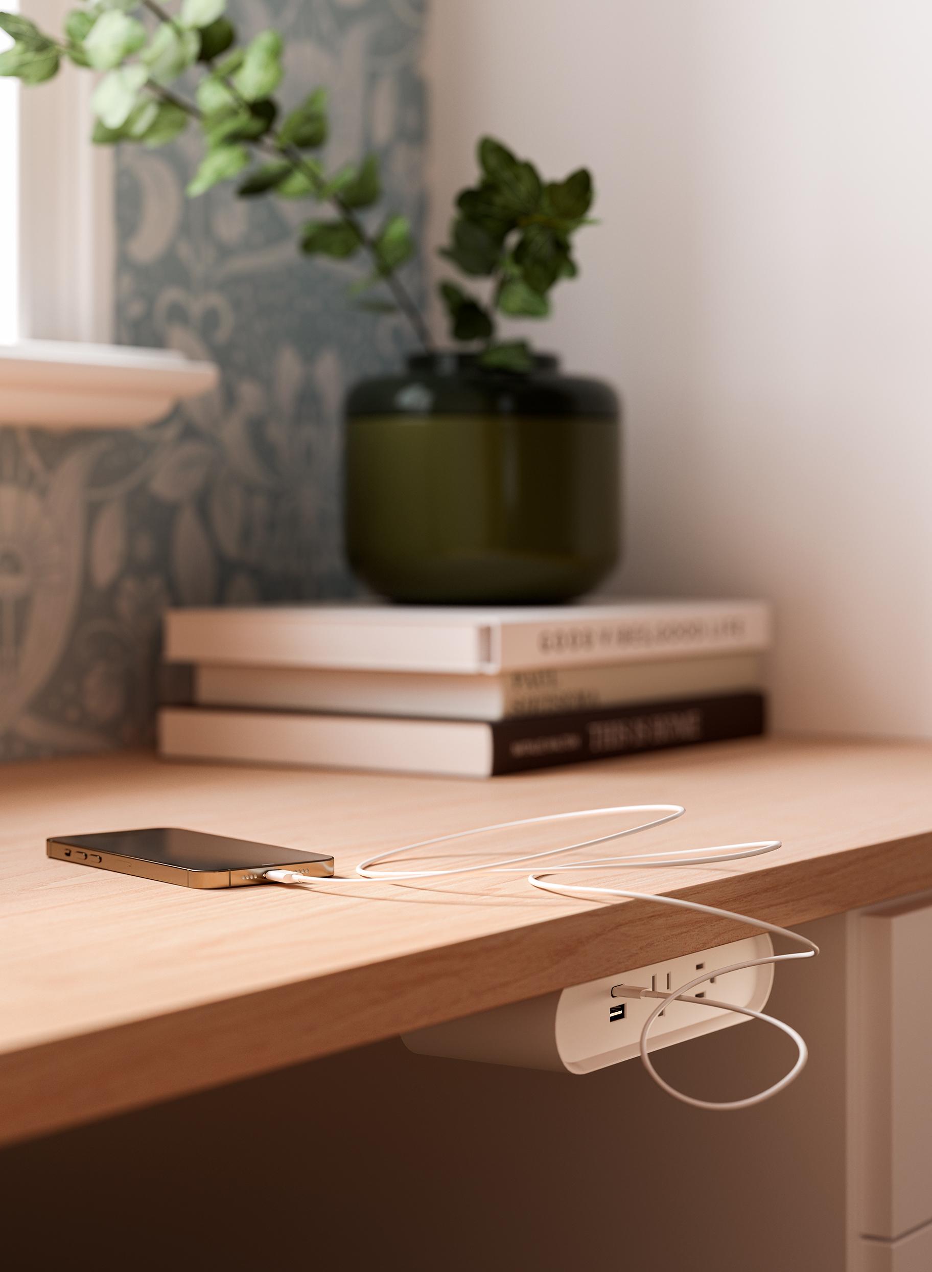 Escritorio de oficina en casa diseñado con almacenamiento de tecnología integrado, de California Closets