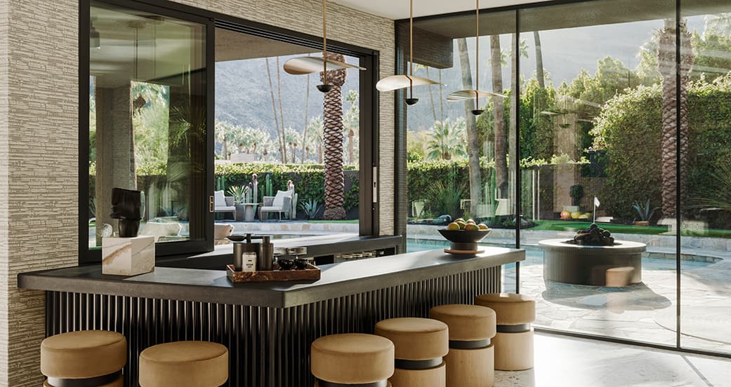 Casa clásica de Palm Springs con comedor y sala integrados interior‑exterior compartida con California Closets
