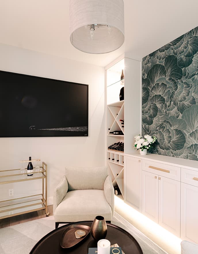 Vista del bar con almacenamiento personalizado de piso a techo, iluminación personalizada y repisas de vidrio de California Closets