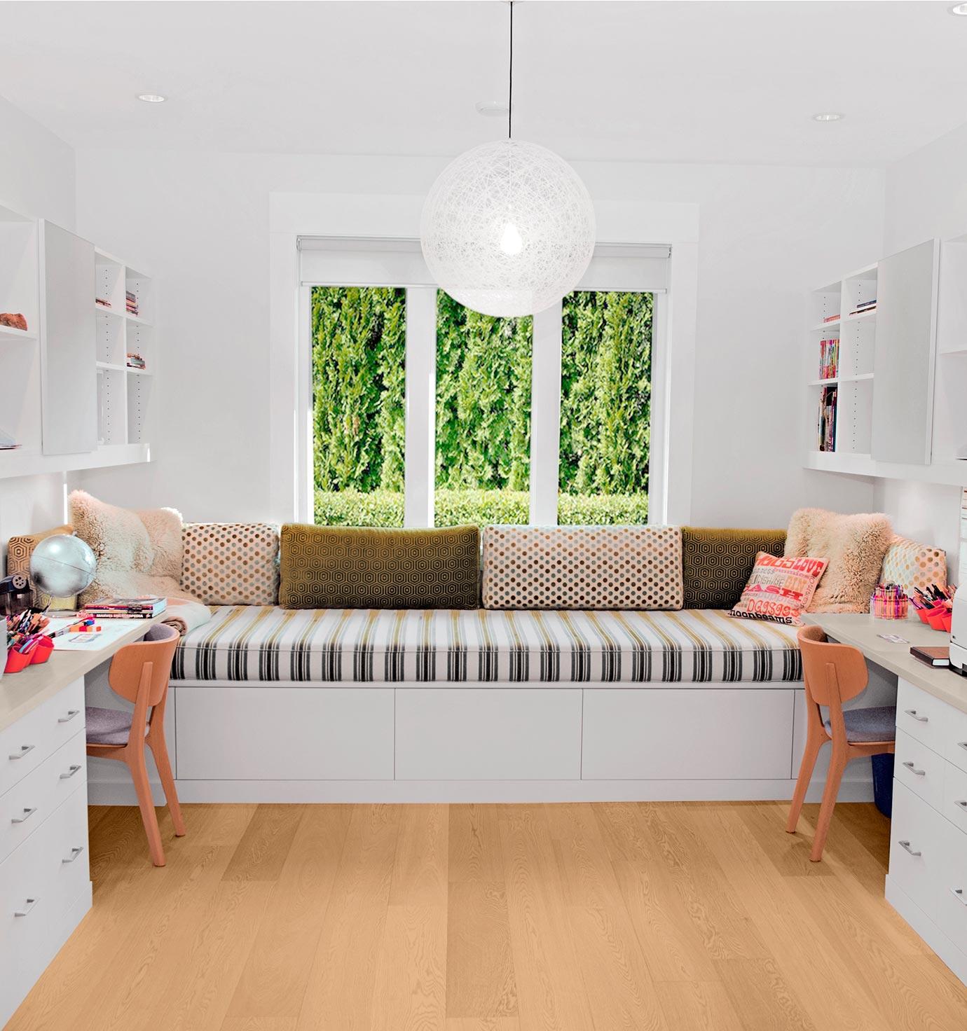 Habitación convertida en rincón de oficina con gabinetes de almacenamiento y estanterías hechos a medida por California Closets