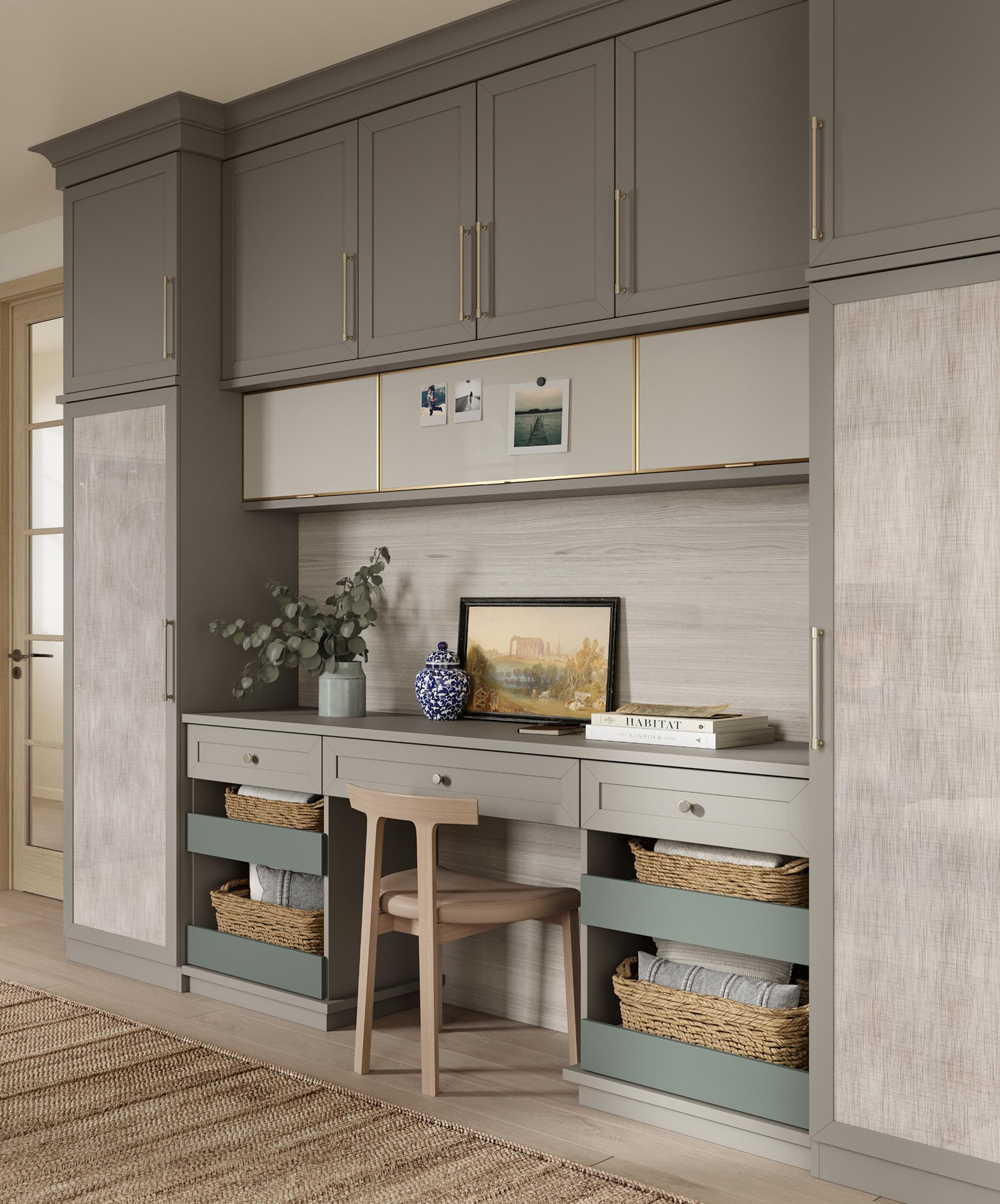 Sala multiusos personalizada para área de recibidor y lavandería con estantes extraíbles de California Closets