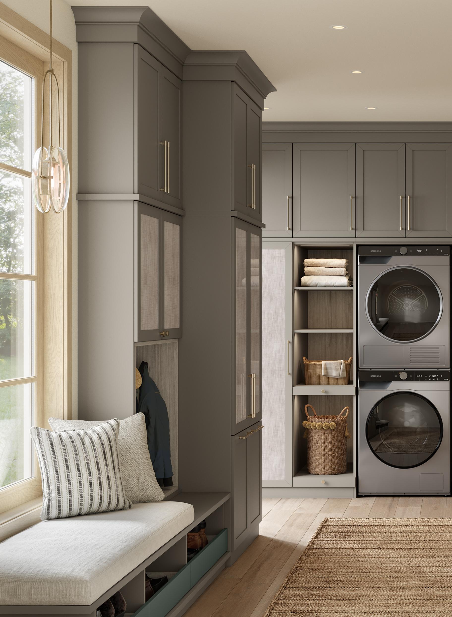 Sala multiusos para lavandería, recibidor y oficina en casa, diseñada a medida en un acabado gris oscuro Luxe Matte por California Closets