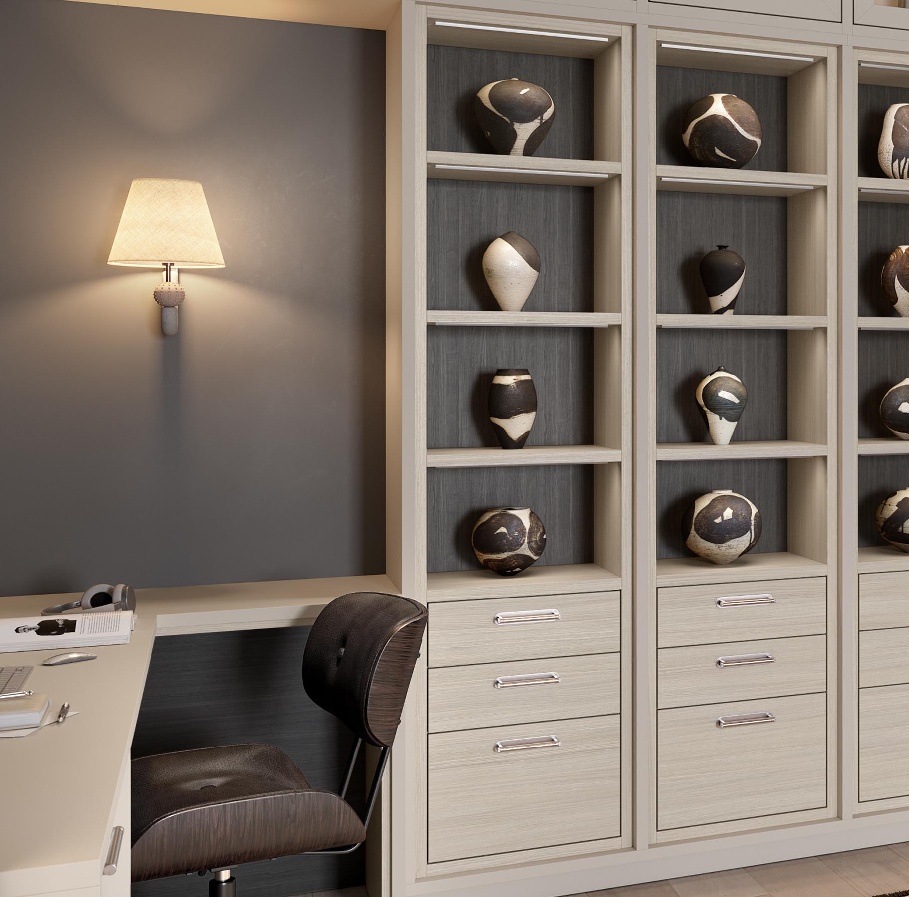 Oficina en casa con iluminación personalizada, escritorio empotrado y cajones en un acabado claro de California Closets