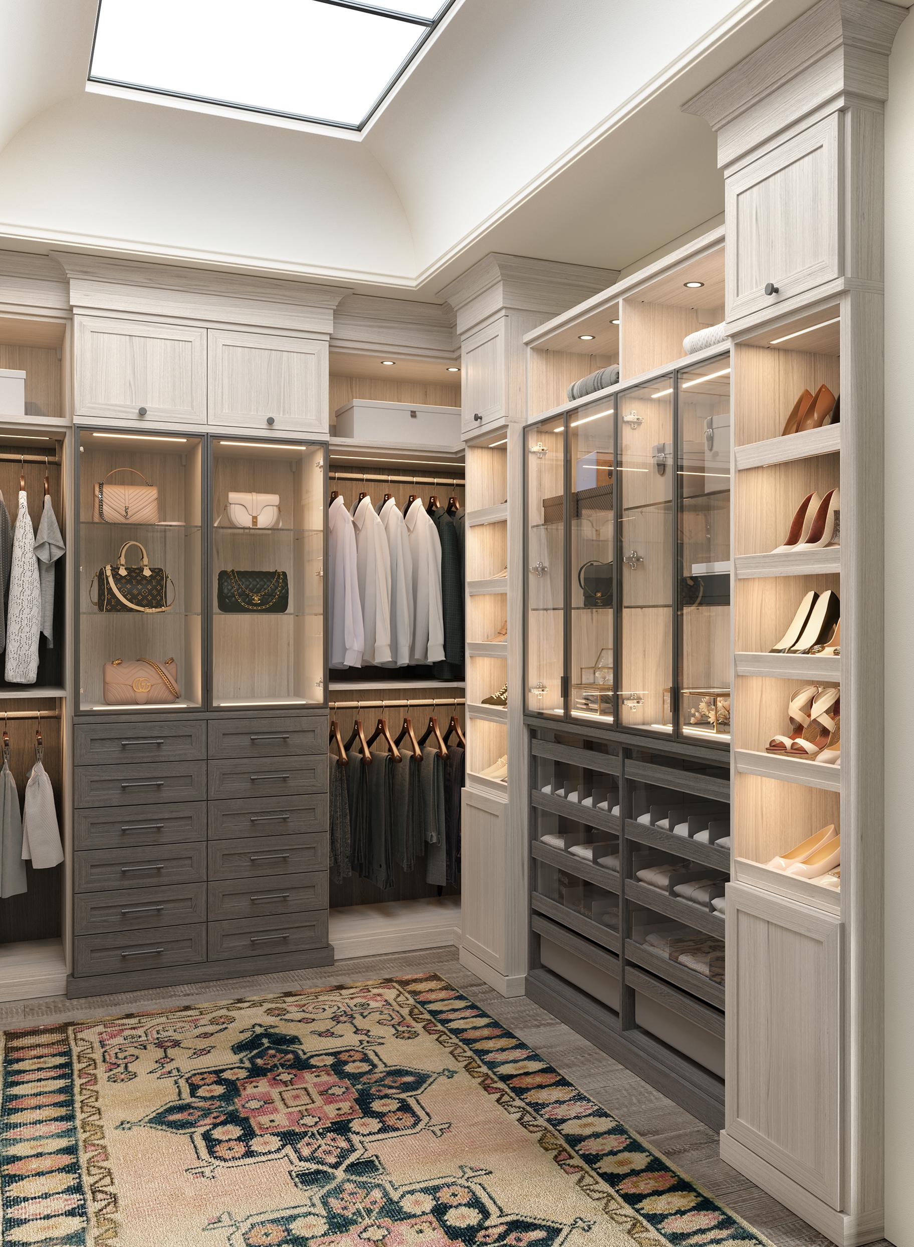 Vestidor personalizado para dormitorio con puertas de vidrio e iluminación LED a medida de California Closets
