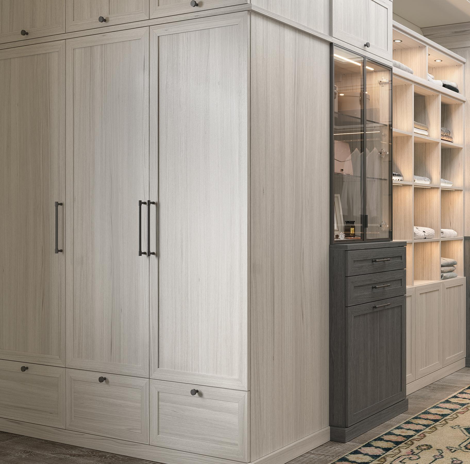 Vestidor personalizado con estantería a medida e iluminación LED en acabado Misty Orchard, diseñado por California Closets