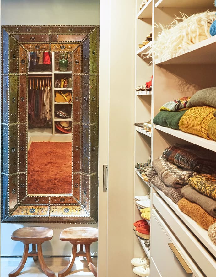 Clóset tipo walk-in con zapateros, repisas y cajones personalizados, diseñado por California Closets