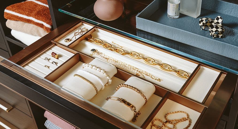 Cajón de joyería personalizado con insertos y accesorios organizados por California Closets