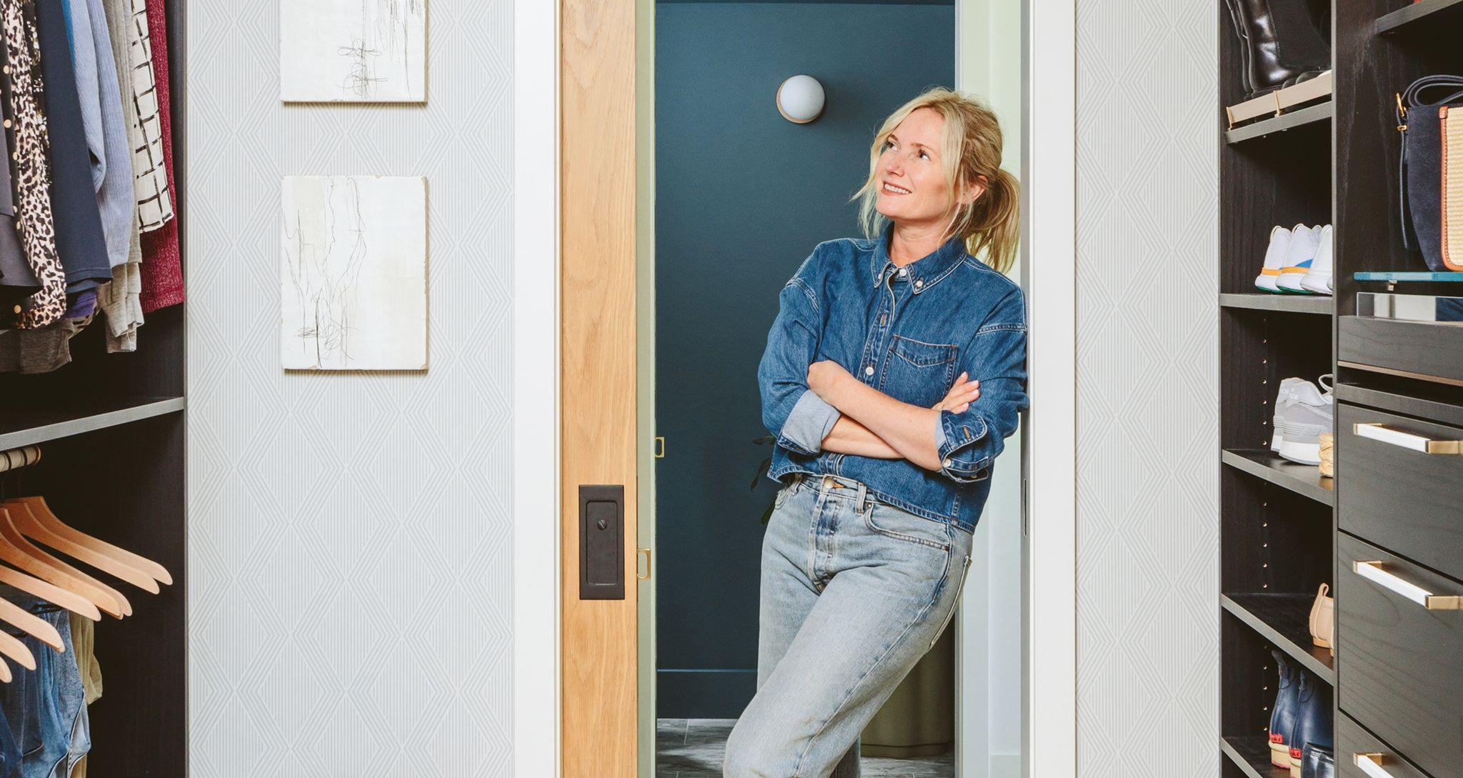 Clóset vestidor con carpintería de acabado oscuro, cajones personalizados y almacenamiento organizado por California Closets